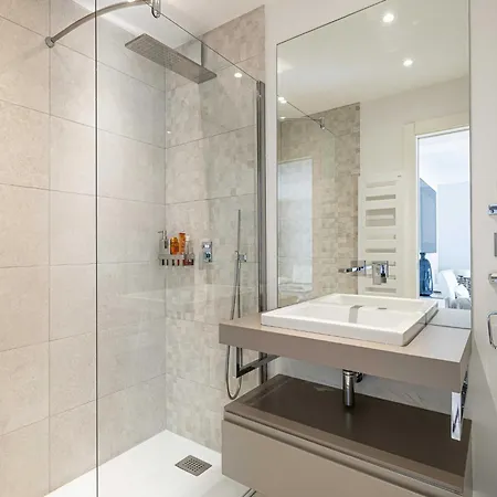 Beautiful With Balcony 1br 2p -